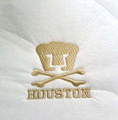 bordado de logos en gorras